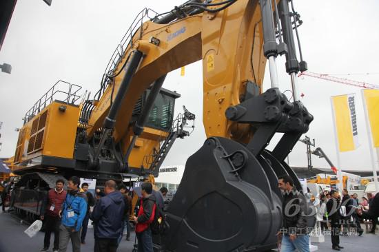 轮胎式压路机——铺就工程之路，助力建筑梦想